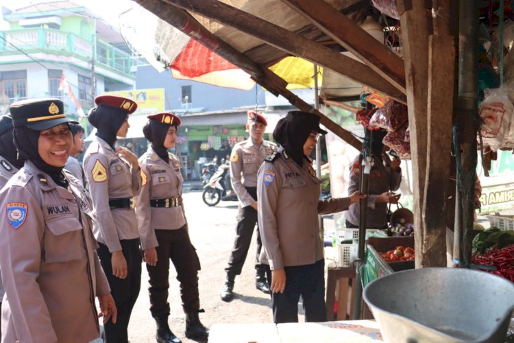 Polwan Polres Mojokerto Kota Blusukan ke Pasar Beri Himbauan Kamtibmas